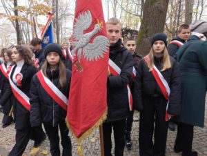 Udział pocztu sztandarowego naszej szkoły w miejskich obchodach 106. rocznicy odzyskania niepodległości przez Polskę