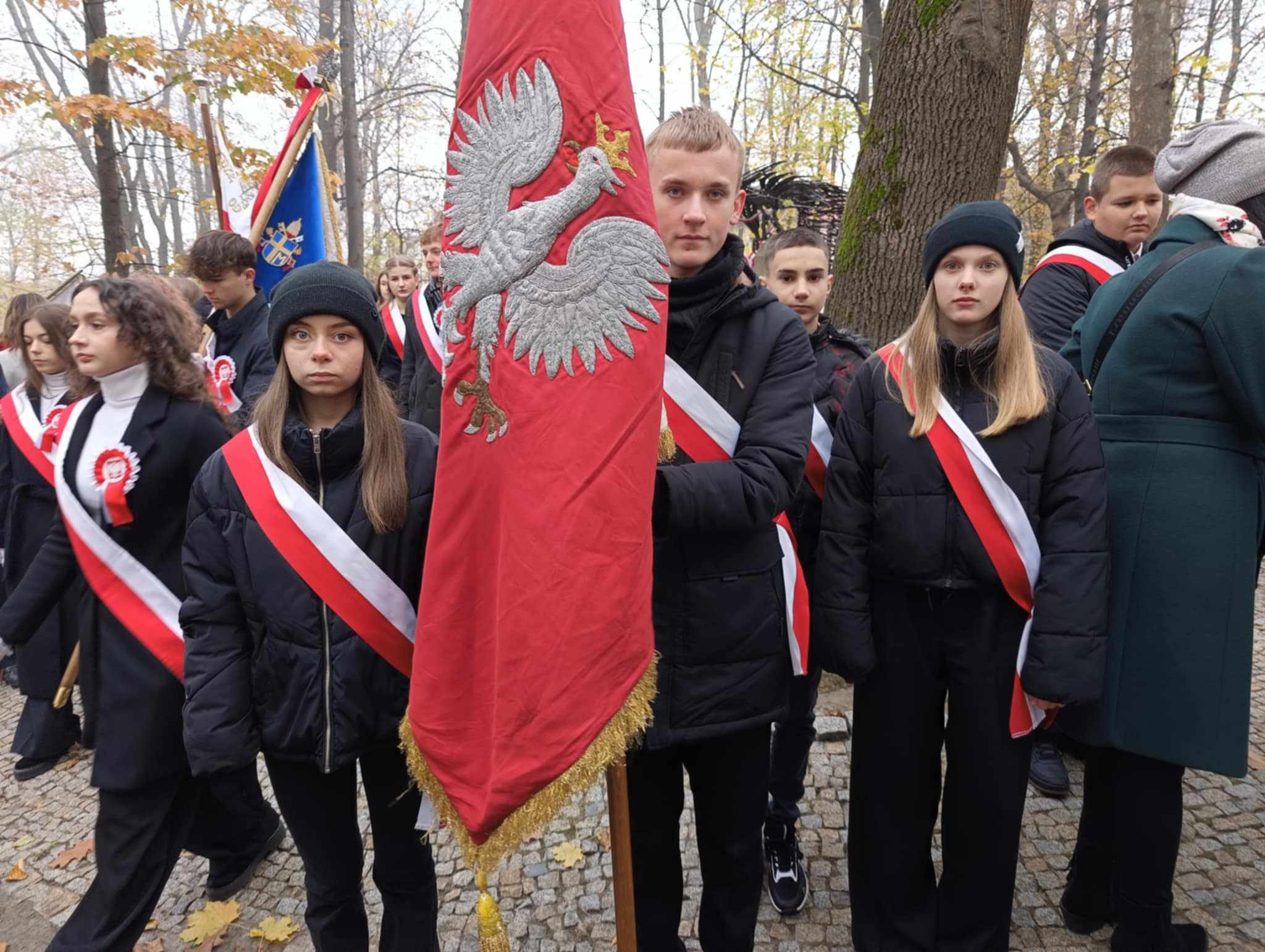 Udział pocztu sztandarowego naszej szkoły w miejskich obchodach 106. rocznicy odzyskania niepodległości przez Polskę